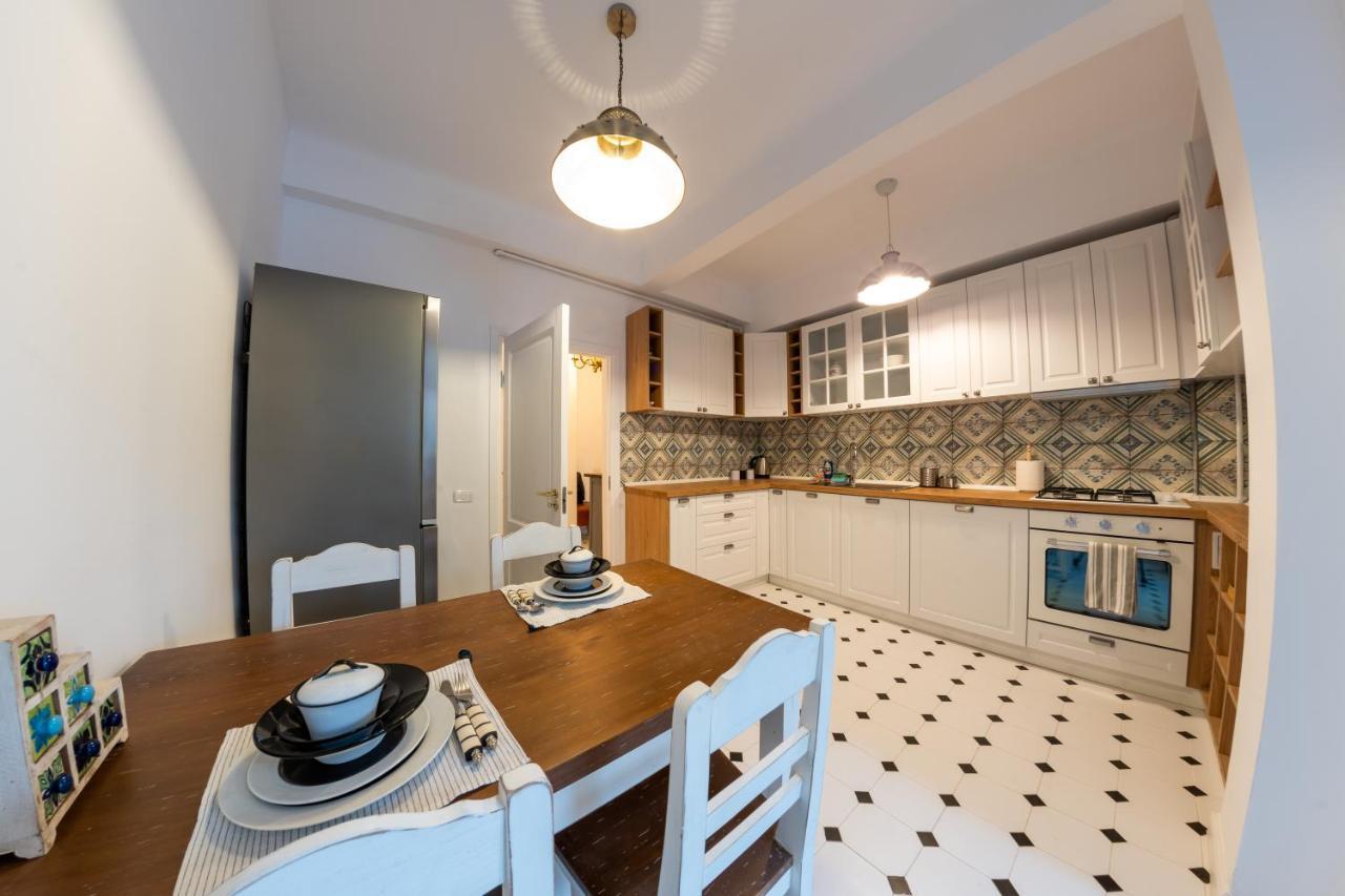 בוקרשט Theatre Rooftop Apartment With Patio מראה חיצוני תמונה